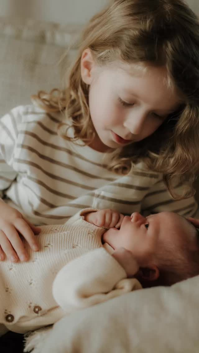 Manchmal braucht es gar nicht viel.
Ein neues kleines Gesicht, ein paar vorsichtige Hände, Nähe, Staunen — und plötzlich fühlt sich alles für einen Moment ganz still und ganz gross an.

Diese ersten Tage sind nicht perfekt, nicht geplant, nicht wiederholbar. Genau das macht sie so besonders.

#newbornshooting #newbornfotografie #babyfotografie #familienfotografie #geschwisterliebe neugeborenes babyshooting wochenbettzeit familienmomente authentischefotografie emotionalefotografie familienfotos babyfotos bernfotograf fotografinbern familienfotografin newbornphotography inhomevibes moodytones candidmoments bern atticwest