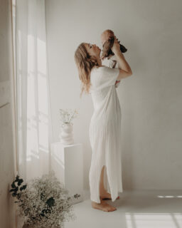 Jedes Mal, wenn ich solche Momente festhalten darf, denke ich daran, wie flüchtig sie sind.
Wie schnell diese kleinen Hände wachsen.
Und wie wertvoll es ist, wenn man sie für einen Augenblick bewahren kann.
#familienfotografiebern #silvafernandesfotografie #atticweststudio #familienmomente #neugeborenenshooting #authentischefotografie #bernmoments #familienfotografie