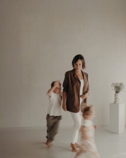 Motherhood ist kein Stillleben.
Kids rennen, Mama lacht, und das Leben spielt seinen Soundtrack.
Es ist Bewegung, Chaos, leises Innehalten – und genau hier entstehen die Bilder, die man nicht inszenieren kann. Genau so wollen wir es festhalten – unperfekt perfekt.
Attic West ist unser Raum dafür: roh, echt, frei.
#atticweststudio #familienfotografiebern #motherhoodphotography #bernwest #authenticmoments #notjustpictures  #motherhoodcaptured #bernmitkids #authenticstories