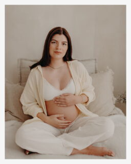Zarter Bauch, leises Lachen, ganz viel Vorfreude.

So fühlt sich Maternity für mich an: ruhig, innig, zeitlos – ohne Kitsch, mit euch im Fokus. ✨
Wenn ihr euch genau so natürliche Bilder wünscht, schreibt mir gern eine DM oder bucht euren Termin direkt über meine Website. Ich freue mich auf euch!
📍 Bern • Schwangerschaftsfotografin
🗓️ Empfohlen: SSW 30–36
🤍 Partner*in herzlich willkommen

#schwangerschaft #schwangerschaftsfotografie #babybauch #babybauchshooting #maternity #maternityphotography #maternitysession #maternitystyle #bauchshooting #paarshooting #studiofotografie #natürlichefotografie #bernfotograf #bern #schweiz #bernstagram #schwangerschaftsfotografin #schwangerschaftsfotografinbern #atticweststudio #silvafernandesphotography