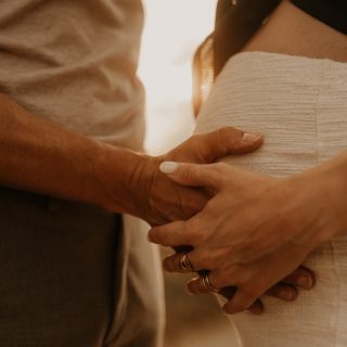 🤍Golden Hour, Feldweg, ehrliches Glück.
So mag ich Babybauch-Sessions: locker, bewegt, ohne Posen-Druck – nur Nähe, Wind im Haar und diese Vorfreude, die man sieht, bevor man sie ausspricht. ✨

#schwangerschaftsfotografie #babybauch #maternity #maternityshoot #maternityphotography #familienfotografin #fotografinbern #bernfotografin #bern #bernwest #bümpliz #goldenhour #earthytones #filmlook #atticweststudio #silvafernandesphotography #coupleshoot #vorfreude #mamasein #elternwerden