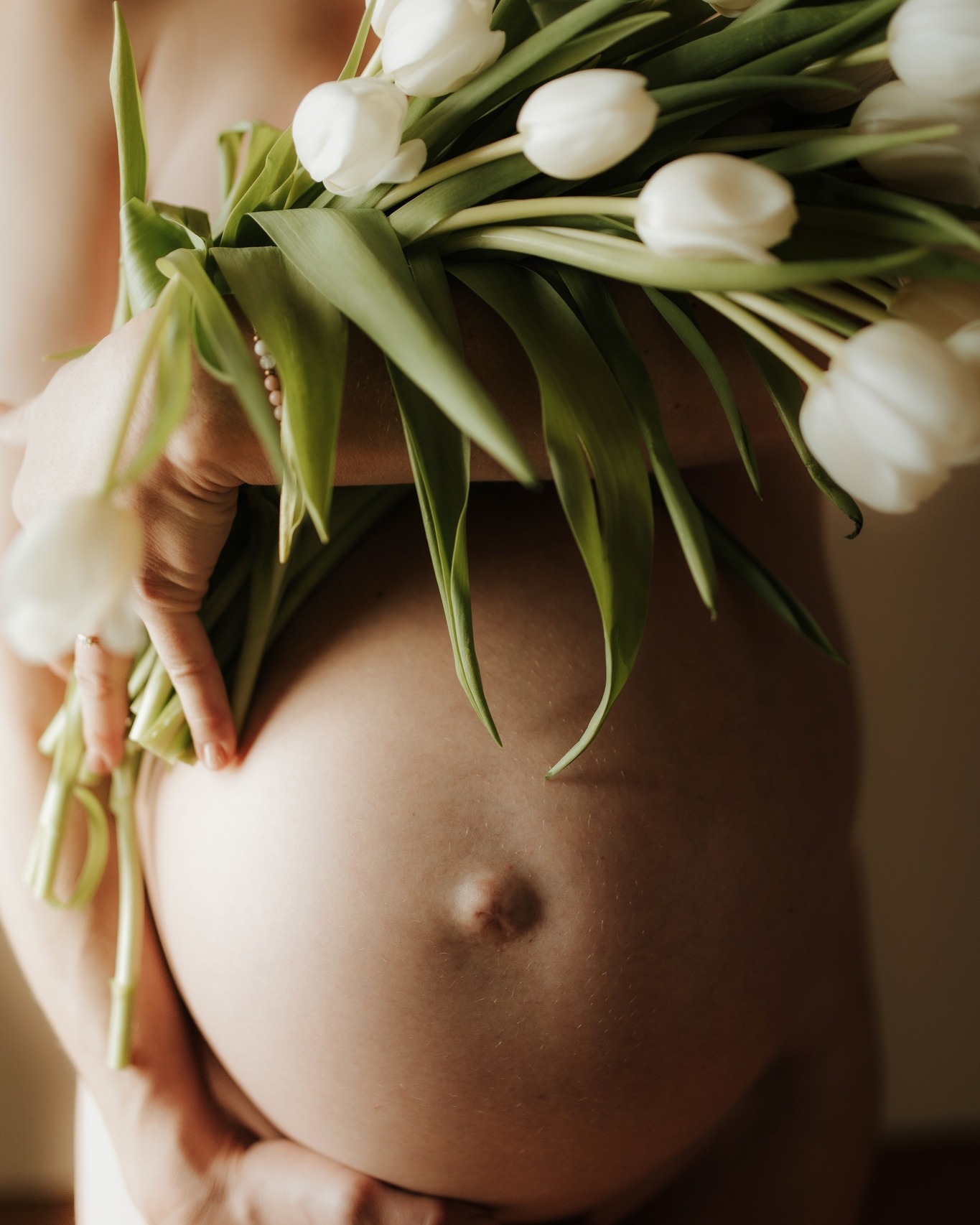 Bevor ein Mensch ankommt,
verändert sich erst alles andere.
Der Rhythmus.
Der Blick auf sich selbst.
Die Art, wie man den eigenen Körper sieht.
Die Geduld.
Die Tage.

Und dann steht man plötzlich da,
im weichen Licht,
mit Blumen in den Händen
und einem Herzen, das längst weiter ist als der Kalender.

#schwangerschaftsfotos #babybauchliebe #maternitysession #pregnancyportrait #schwanger #fotografinbern #bernfamilyphotographer #intimatematernity #authentischestorys #emotionaleportraits #atticweststudio #silvafernandesfotografie