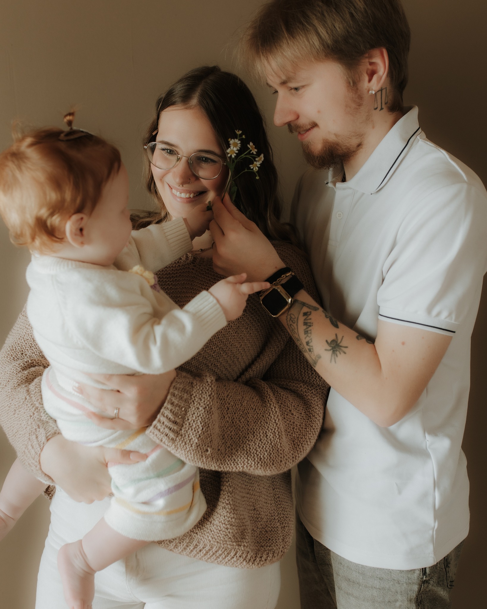 Kleine Hände können erstaunlich viel.
Blumen halten.
Brillen anfassen.
Ringe untersuchen.
Gesichter greifen.
Mama & Papa gleichzeitig komplett um den Finger wickeln.
Eigentlich ein ziemlich guter Plan für einen Nachmittag im Studio.
#familienfotografiebern #babyshootingbern #babyfotografiebern #familienfotografbern #familienfotoshooting #fotostudiobern #atticweststudio #silvafernandesfotografie #fotografinbern #bernphotographer #bümpliz #babybilder #familienbilder #familienfotografin #swissfamilyphotographer
