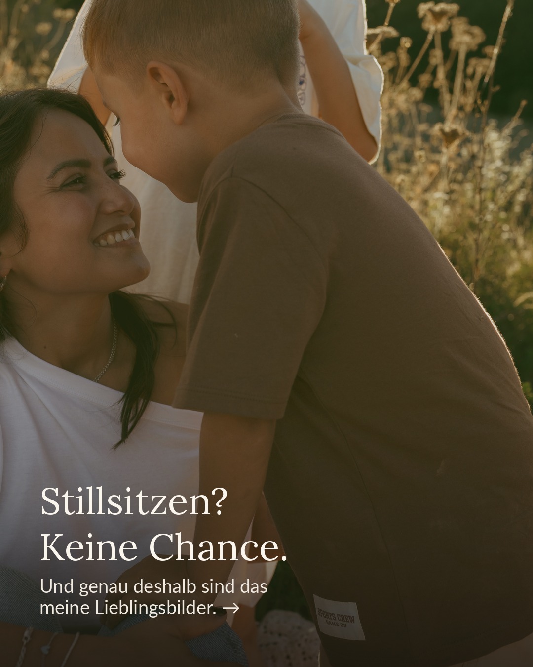 Stillsitzen? Hat hier niemand.
Und genau so entstehen die Bilder, die ihr in zehn Jahren noch anschaut.

Auf Steine klettern, Papa als Klettergerüst, ein Kuss auf die Wange mitten in der Pause auf der Decke. Bei diesem Sommershooting hat niemand stillgesessen, und das war gut so. Ich gebe euch ein paar Posen als Rahmen, die Geschichte passiert dazwischen.

Nächste Woche starten meine Herbstshootings und ich freu mich riesig auf raschelndes Laub, kalte Nasen und goldenes Oktoberlicht 🍂

Ihr wollt euch auch so festhalten, wie ihr gerade seid? Schreib mir «Familie» per DM und ich schick dir alle Infos 🤍

#familienfotografiebern #familienfotografin #familienshooting #bern #momentedazwischen