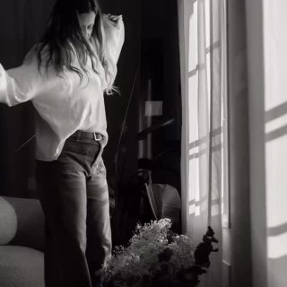 Hi, ich bin Carmen 👋🏼 – das Herz hinter SilvaFernandes Fotografie & Gründerin vom @atticweststudio in Bern.
Normalerweise seht ihr mich hinter der Kamera 📸 – heute ausnahmsweise mal davor. Attic West ist mein Zuhause für Ideen, Kaffee und endloses Sonnenlicht – und ich bin die Frau hinter diesem Abenteuer.

- Ich habe mehr Vasen als Schuhe – und nutze sie fast alle für Fotos
- Ich kann stundenlang Bilder sortieren, aber verliere ständig meinen Schlüssel
- Ich kann keine Wand sehen, ohne zu überlegen, wie sie auf einem Foto wirken würde
- Chaos? Habe ich auch – aber immer mit Herz✨
- Attic West ist mein zweites Wohnzimmer – mit mehr Pflanzen, mehr Licht und weniger Spielzeug am Boden (oder doch nicht?)
- Attic West war mal nur ein Traum im Kopf – jetzt stehen hier plötzlich Menschen und Ideen füllen den Raum
– Ich liebe kreative Menschen, spontane Ideen und Momente, die unperfekt perfekt sind

Danke, dass ihr Teil davon seid. 💛

#selfportrait #creativelife #atticweststudio #behindthelens #bernfotografie #funfacts #portraitvibes #communityovercompetition #lightandshadow #slowcreative #familienfotografie