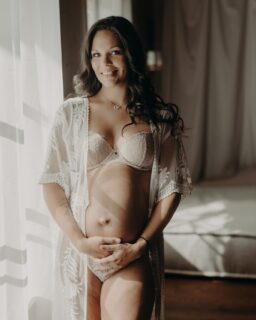 Manchmal erzählt das Licht die Geschichte leiser als Worte es könnten.
Ein Streifen Sonne auf der Haut, ein Atemzug voller Erwartung – und ein Herz, das schon jetzt weiss, was Liebe ist.
Ich glaube, genau darin liegt die Magie dieser Zeit.

Kommentiere mit einem Emoji, wie sich diese Bilder für dich anfühlt 🌿✨🤍

#silvafernandesfotografie #atticweststudio #pregnancyphotography #maternityportrait #bernphotographer #fineartmaternity #lichtmomente #motherhoodunplugged #studiofotografie #maternityvibes #bernfotografin #intimatemoments #expecting #mutterschaft #maternityshooting #bernwest #familienfotografin

✨ Lust auf deine eigene Geschichte? Termine über den Link in meiner Bio.