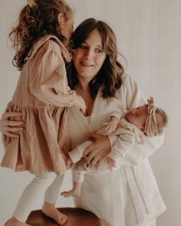 Familienfotos sehen oft so leicht aus. ✨
Aber hinter jedem Bild steckt so viel echtes Leben –
Geschwister, die nicht stillhalten wollen,
ein Baby, das Hunger hat 🍼,
und Eltern, die trotzdem alles geben.
Und genau das macht’s so schön.
Nicht perfekt – aber wahr. 🤍

#newbornbern #familienfotografiebern #atticweststudio #silvafernandesfotografie #familienmoment #studioaesthetics #familienfotos #bernfotografin #bernphotographer #newbornshooting