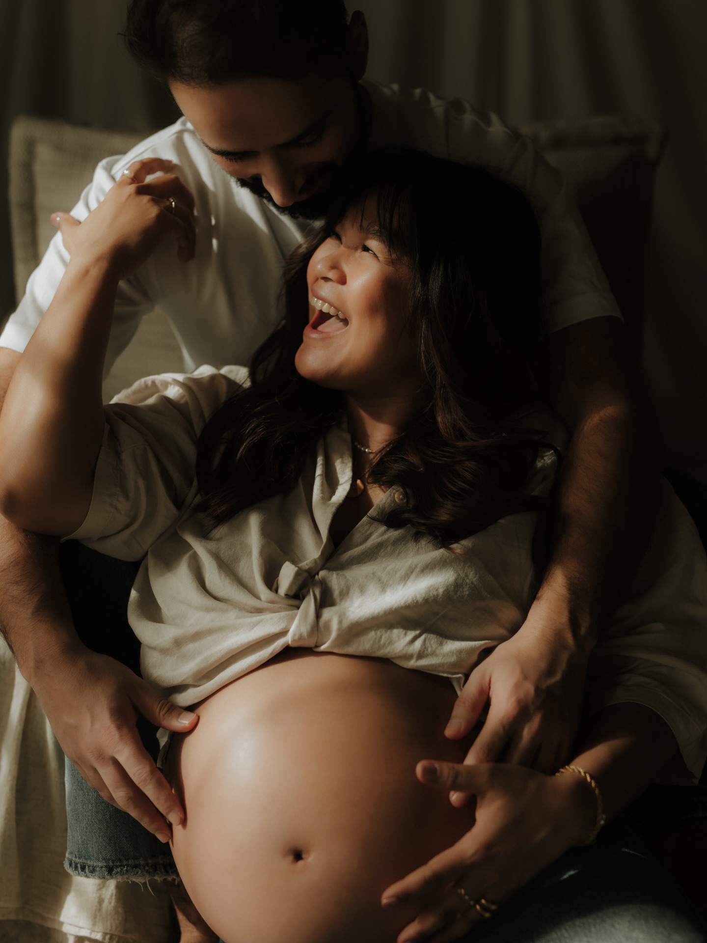 Manchmal beginnt Liebe nicht laut.
Nicht mit grossen Worten, nicht mit perfekten Plänen.
Sondern ganz leise — in Blicken, in Händen, in diesem stillen Staunen darüber, dass plötzlich ein ganzes neues Leben zwischen zwei Menschen Platz findet.

Vielleicht ist genau das das Verrückteste daran:
Dass man jemanden vermissen kann, den man noch nie getroffen hat.
Dass ein Bauch nicht einfach nur ein Bauch ist, sondern ein Versprechen.
Ein Davor.
Ein Fast.
Ein kleines Universum, das gerade alles verändert.

Und irgendwo zwischen Licht und Schatten entsteht schon eine neue Version von euch.
Nicht mehr nur ihr zwei.
Sondern etwas, das bleibt.

Wenn du bis hier gelesen hast:
Was wäre dein Wort für dieses Gefühl?

#schwangerschaftsfotografie #babybauchshooting #maternityphotography #schwangerschaft #babybauch