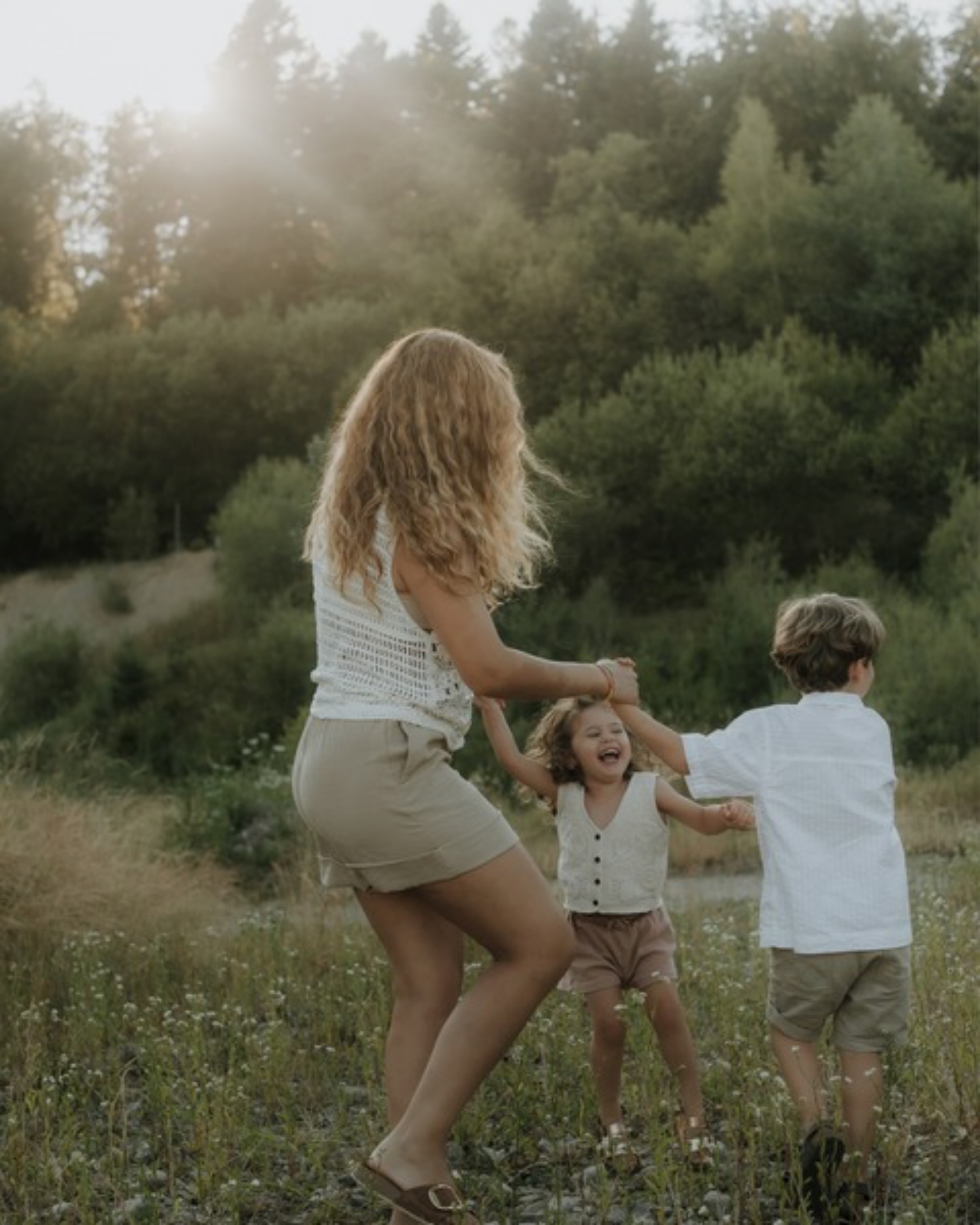 Ein Sommerabend. Vier Menschen. Und ziemlich wenig „bitte alle mal in die Kamera schauen“. ☀️

Genau so mag ich Familienfotos am liebsten.

Laufen, tragen, kuscheln, ein bisschen Quatsch machen, zwischendurch ausbrechen, wieder zurückkommen. Geschwister, die Geschwister sind. Eltern, die für einen Moment nicht versuchen müssen, dass alles funktioniert.

Denn am Ende sind es oft nicht die perfekt geplanten Bilder, die hängen bleiben.

Es sind diese kleinen Sachen dazwischen:
wie sie sich aneinander festhalten.
wie jemand plötzlich losrennt.
wie Mama ihr Kind anschaut.
wie Papa es ganz selbstverständlich auf den Arm nimmt.
wie sich Nähe anfühlt, wenn niemand dafür posieren muss.

Ein ganz normaler Sommerabend – und genau deshalb irgendwann ziemlich wertvoll. 🤎

Familienfotos dürfen sich nach euch anfühlen. Nicht nach Fotoshooting.

#familienfotografie #familienfotografin #familienfotografiebern #familienfotografinbern #fotografinbern bernfotografie familienfotos familyphotography familienzeit kindheitserinnerungen dokumentarischefamilienfotografie authenticfamilyphotography outdoorfamilienfotografie sommerabend goldenhourphotography familienbilder mamaleben familienliebe swissphotographer bernfamilyphotographer