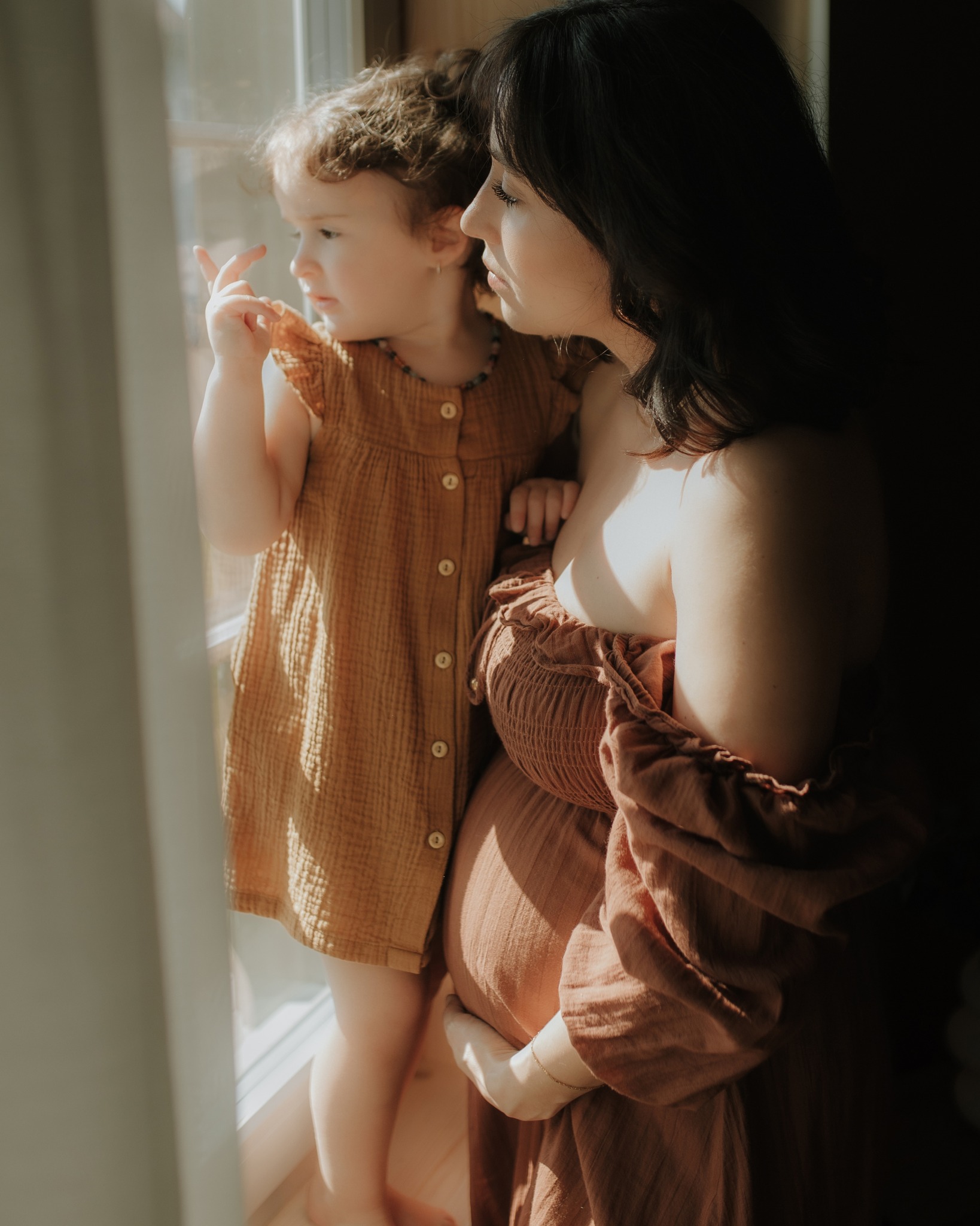 Ein paar Wochen noch, und diese kleine Familie ist schon wieder eine andere.
Genau deshalb liebe ich solche Shootings:
weil sie einen Abschnitt festhalten, der oft schneller vorbeigeht, als man denkt.

#schwangerschaftsshootingbern #babybauchshootingbern #schwangerschaftsfotografie #babybauchfotografie #familienfotografiebern #familienfotos #maternityshooting #geschwister #geschwisterliebe #familienfotografin #bernfotografin #fotografinbern #babybauchfotos #familyphotography #familyphotographer #studiolove #pregnancyphotography #schwanger #elternwerden #familienmomente