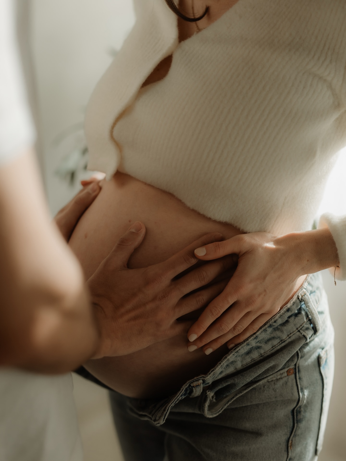 Man spürt es in diesen letzten Wochen ganz besonders:
dieses Warten, diese Nähe, dieses stille Staunen darüber, dass bald ein kleiner Mensch da sein wird.

Noch ist alles ruhig.
Noch gehören diese Momente nur euch zwei.
Ein letzter gemeinsamer Abschnitt, bevor aus Vorfreude Realität wird, aus Vorstellungen ein echtes Gesicht, aus Tritten im Bauch ein Baby in euren Armen.

Und genau das liebe ich an solchen Bildern:
Sie halten nicht nur einen Bauch fest.
Sondern dieses Dazwischen.
Dieses leise Kapitel voller Liebe, Spannung, Hoffnung und dem Gefühl, jemanden schon so sehr zu vermissen, obwohl man ihn noch gar nicht richtig kennt.

Ich freue mich jetzt schon so sehr darauf, euer kleines Wunder bald kennenzulernen.

#schwangerschaftsshooting #babybauchshooting #maternityphotography #maternityshoot #schwangerschaftsfotografie babybauchfotos mamawerden elternwerden vorfreude liebeimbauch babyunderway schwanger momtobe bernfotografin fotografinbern babybauchshootingbern schwangerschaftsshootingbern atticwest familienfotografin babybauchbilder motherhoodjourney motherhoodcaptured paarshooting intimatemoments authenticmotherhood silvafernandesfotografie