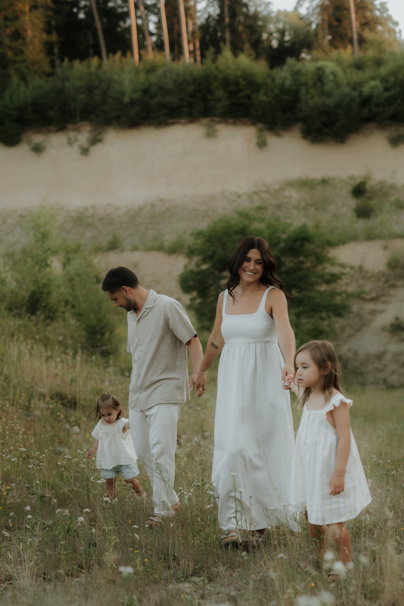 Familie spaziert in Wiese