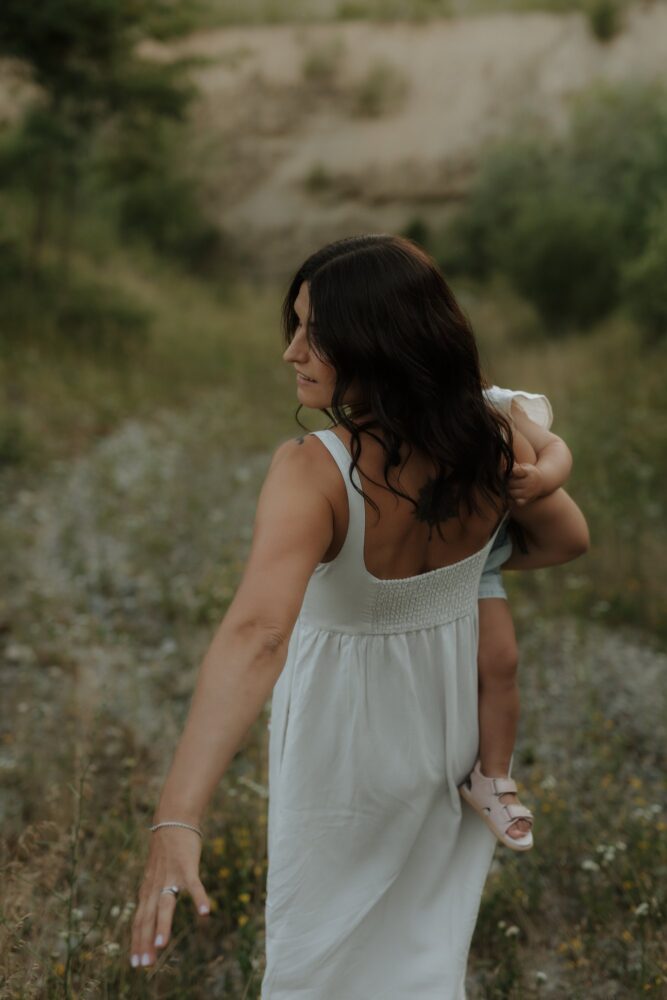 Mama und Baby von hinten — Familienshooting Natur Bern