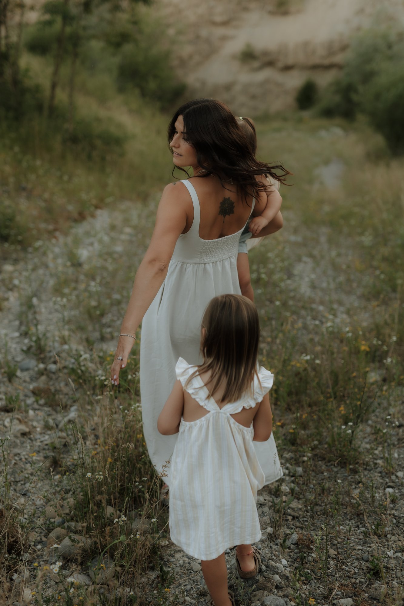 Mama und Tochter spazieren