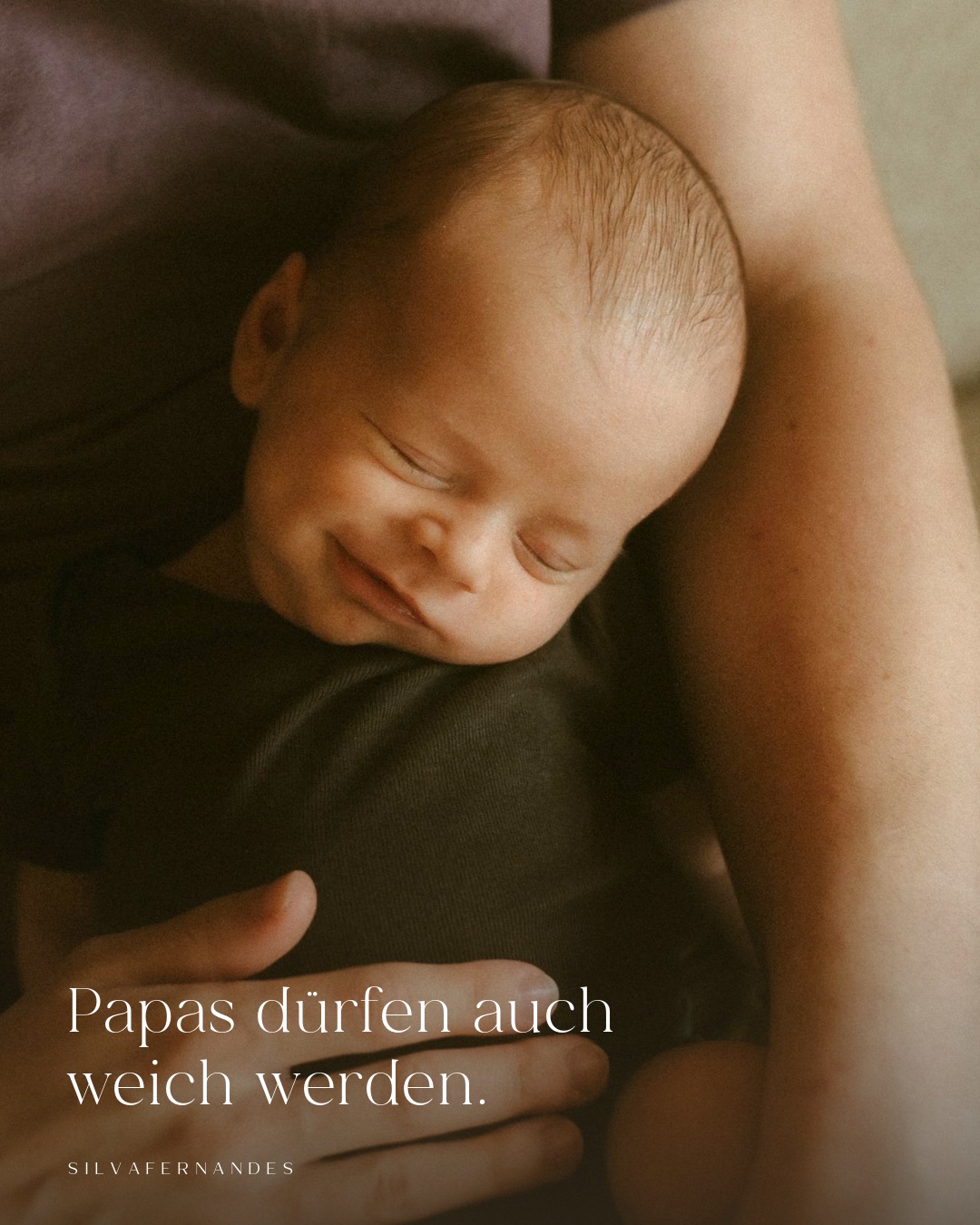 Papas dürfen auch weich werden. 🤍
Und manchmal braucht es dafür nur ein schlafendes Baby und ein bisschen Zeit. Schick das dem Papa, der heimlich auch weich wird 🤍

Grosse Hände, die ein ganz kleines Köpfchen halten. Ein Ehering, an dem sich winzige Finger festhalten. Ein Lachen, als das Baby kurz die Augen aufmacht. Genau das sind die Momente, die ich bei einem Newborn-Shooting suche, und sie entstehen selten auf Kommando.

Darum nehmen wir uns im Signature Package bis zu 2 Stunden im Studio Attic West: Zeit zum Ankommen, Stillen und Kuscheln. Und 35 Bilder, damit neben den Familienbildern auch die Details und die Papa-Momente Platz haben. 🤎

Schick das der Person, die sagt: «Ich bin nicht so der Foto-Typ.» 😉 Und wenn euer Baby bald kommt: Termine findest du über den Link in der Bio.

#newbornfotografiebern #babyfotografiebern #familienfotografiebern #papaliebe #newbornshooting